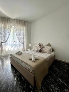 1 dormitorio con cama y ventana grande en Casa Bella en Ponti Sul Mincio