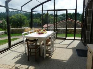 - une table et des chaises blanches sur la terrasse dans l'établissement Orée de Marmeloux, à Sainte-Catherine
