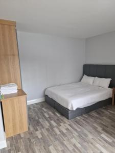 1 dormitorio con cama y mesa de madera en Home Inn, en Athlone