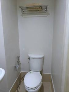 Łazienka z białą toaletą i umywalką w obiekcie ZSL Elegant Condo LOOP Tower 1 w mieście Cagayan de Oro