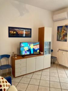 Televízia a/alebo spoločenská miestnosť v ubytovaní CASA MARA, Borgio Verezzi, 50 m dal mare in pieno centro