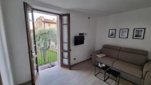 Ruang duduk di casa degli ulivi a Toscolano - House with garden near the beach cir LNI00059 +42 gambar