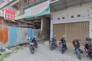eine Gruppe von Motorrädern, die außerhalb eines Gebäudes geparkt sind in der Unterkunft RedDoorz Syariah near Ramayana Mall Tarakan in Tarakan