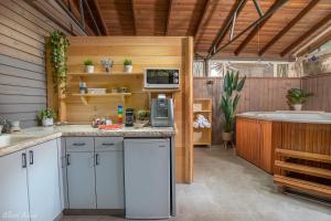 una cucina all'aperto con lavandino e forno a microonde di Talia Cabin Guest & Spa a Rosh Pinna