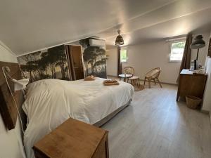 - une chambre avec un grand lit blanc et une table dans l'établissement Maison Françoise, à Aix-en-Provence