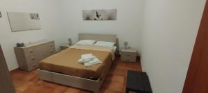 Dormitorio pequeño con cama y mesa en Mondello Blue Sea en Mondello