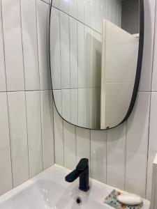 尼斯的住宿－Vieux Nice Charmante Mezzanine，浴室水槽设有镜子和水龙头