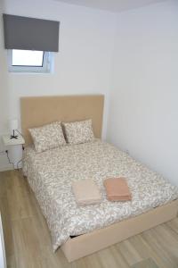 een slaapkamer met een bed met twee handdoeken erop bij Casa dos Albardeiros in Moura