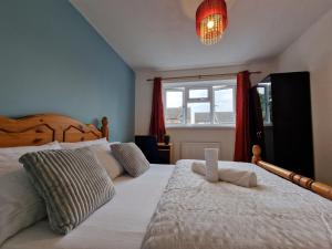 a bedroom with a large bed and a window at Nice Living Serviced Accommodations 7 in Rugby