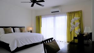 Postel nebo postele na pokoji v ubytování Nara Residence Trang