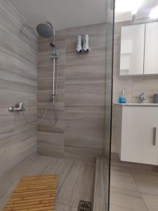 W łazience znajduje się prysznic ze szklanymi drzwiami. w obiekcie Mia casa w mieście Nausa