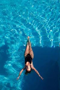 una persona tirada en el agua en una piscina en Discovery-Borovoe, en Kotarkol