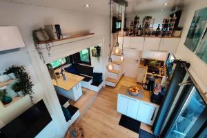 an overhead view of a kitchen and living room in a tiny house at Tiny House Ithblick direkt am See in Salzhemmendorf