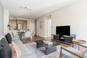 TV a/nebo společenská místnost v ubytování Sunnyvale 1br w gym ac nr shops SFO-1444