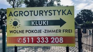 een bord voor een hek met een pijl bij Agroturystyka Kluki u Tosi in Smołdzino