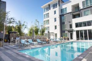 Bazén v ubytování Sunnyvale 1br w gym ac nr shops SFO-1444 nebo v jeho okolí