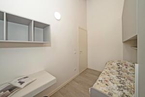a small room with a bed and a table at Corte Fasanella 47 - Gardagate in Toscolano Maderno