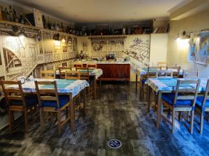Gvino Minda في تبليسي: مطعم فيه طاولات وكراسي في الغرفة