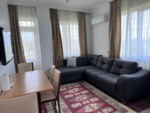 un soggiorno con divano e tavolo di Olympos Likya Apart Otel a Yenbey