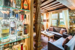 salon z dużą ilością butelek alkoholu w obiekcie Hotel Englhof w mieście Zell am Ziller