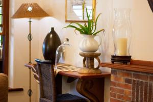 uma sala de estar com uma mesa com vasos em 5 Seasons Guest House em Stellenbosch