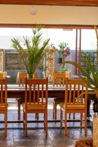comedor con mesa de madera y sillas en 5 Seasons Guest House, en Stellenbosch