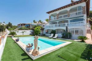 una villa con piscina e una casa di Villa María con Piscina playa y vistas a Caleta de Velez