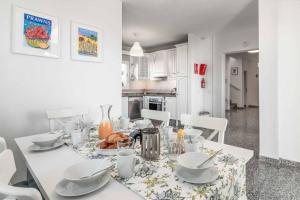 uma cozinha com uma mesa com pratos e tigelas em Villa Amapolas em Nerja