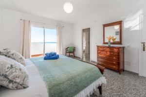 um quarto com uma cama, uma cómoda e uma janela em Villa Amapolas em Nerja
