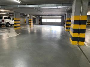 un garage vide avec colonnes jaunes et noires dans l'établissement Apartament Merkury z parkingiem, à Toruń