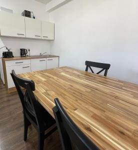 eine Küche mit einem Holztisch im Zimmer in der Unterkunft Ubytovanie HAMAR 17 in Banská Bystrica