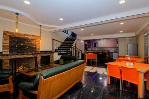 Ruang duduk di Hotel Evergreen