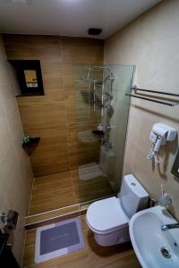Bilik mandi di Hotel Evergreen