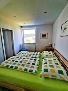 Un pat sau paturi într-o cameră la Zentrumsnahe Privatunterkunft Freistadt