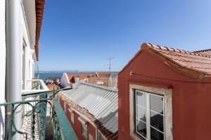 Una vista desde un balcón de un edificio rojo. en Vila Santa Marinha, en Lisboa