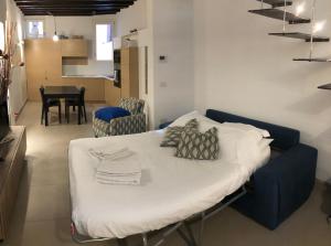 Гостиная зона в The Home of the Ship Builder +19 фотографий