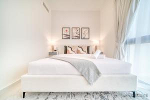 Cama ou camas em um quarto em Spectacular 3BR Townhouse with Assistant Room and Private Pool at DAMAC Hills 2 Dubailand by Deluxe Holiday Homes