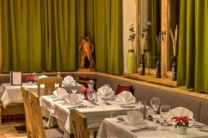 Restoran või mõni muu söögikoht majutusasutuses Hotel Berghof