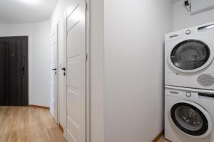 a laundry room with a washer and dryer at RentPlanet - Studio Żeromskiego in Wrocław