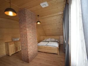 pokój z łóżkiem w drewnianym domku w obiekcie Wooden Holiday Home in Skrzynia with Terrace w mieście Osiek