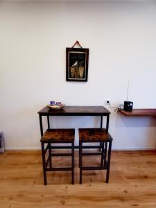a wooden table with a stool and a table and chair at Zentrumsnahe Privatunterkunft Freistadt in Freistadt