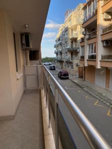 uma vista para a rua a partir de uma varanda de um edifício em Apartamenti Eli em Pomorie