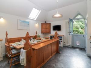 eine Küche mit einem Tisch und einem Esszimmer in der Unterkunft Bridgend Barn in Plymouth