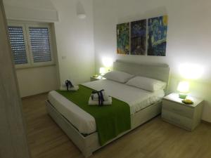 um quarto com uma cama grande com dois sacos em Casa PARADISE em San Pietro in Bevagna