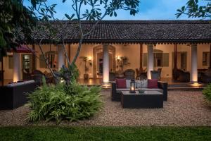 un patio di una casa con divani e tavolo di Wallawwa a Katunayake