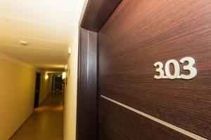 una puerta con el número en un pasillo en Kiara Residence, en Giulianova