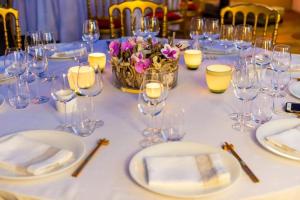 uma mesa com copos de vinho e flores em Penthouse Roof 6 pieces à Monaco em Monte Carlo