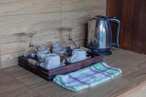 vassoio di legno con tazze e bollitore per il tè di NILUH Private Villas ad Ubud