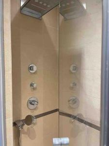 um chuveiro com uma porta de vidro na casa de banho em Penthouse Roof 6 pieces à Monaco em Monte Carlo