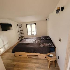 ein Schlafzimmer mit einem großen Bett in einem Zimmer in der Unterkunft Détente et plaisir à Taltahull in Tautavel